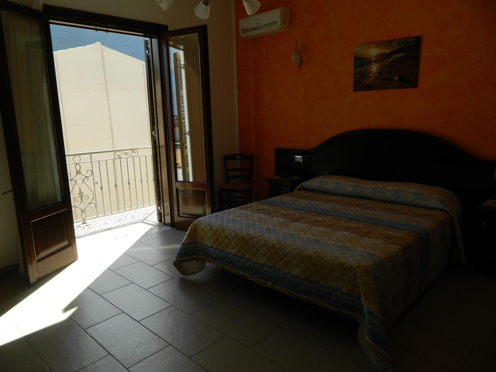 Baia Santa Margherita B&B Кастеллуццо Номер фото